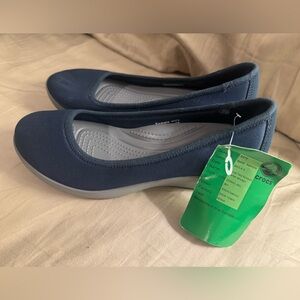 NWT  Crocs 202411 Busy Day Stretch Ballet Wedge Pump Shoes In Navy/Smoke